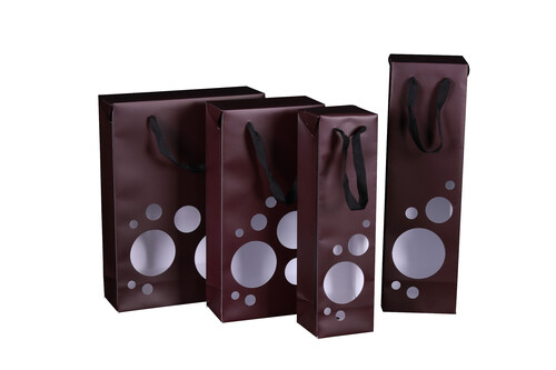 Product image Boxbag paper coated garnet 2 bottles window, 250gr, ribbon handles